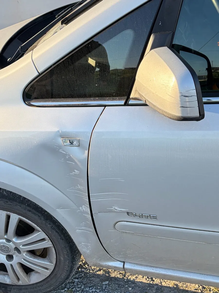 Nissan Qashqai (€1700)and a vauxhall zafria (€1000 - Image 4