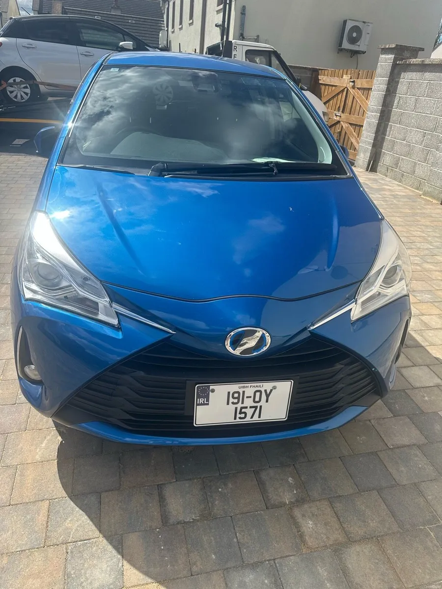 Toyota Vitz 2019 Hybrid Luxury Specs heated seat - Image 2
