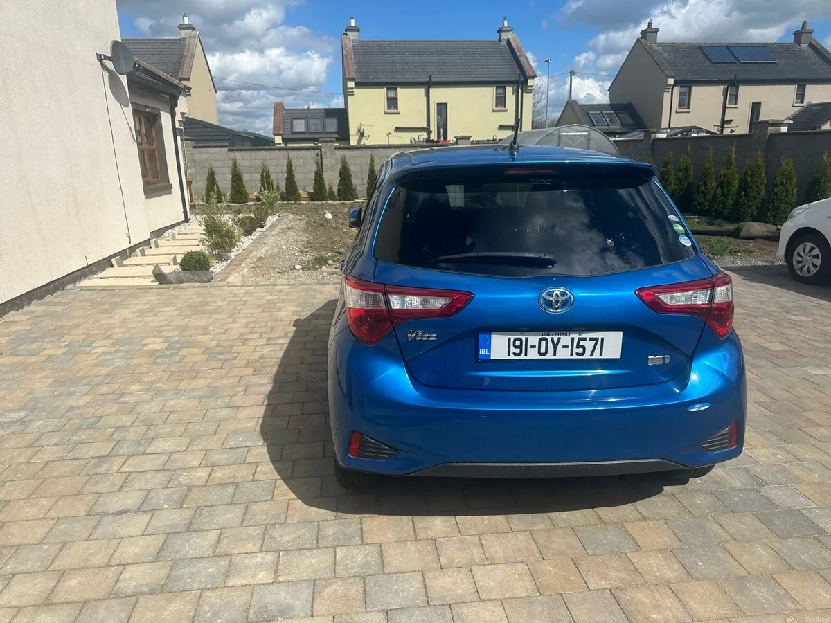 Toyota Vitz 2019 Hybrid Luxury Specs heated seat - Image 4