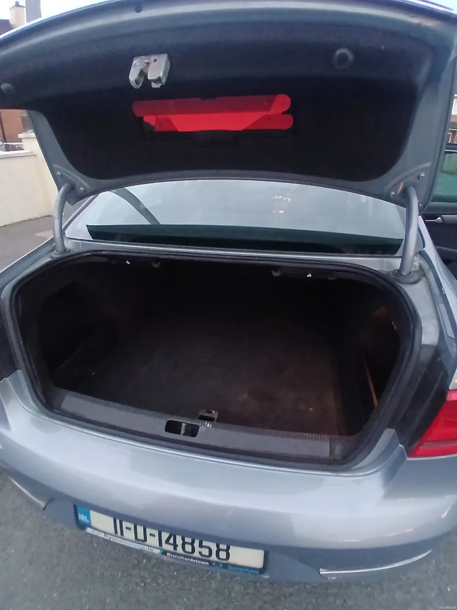 Volkswagen Passat 2011 - Image 2