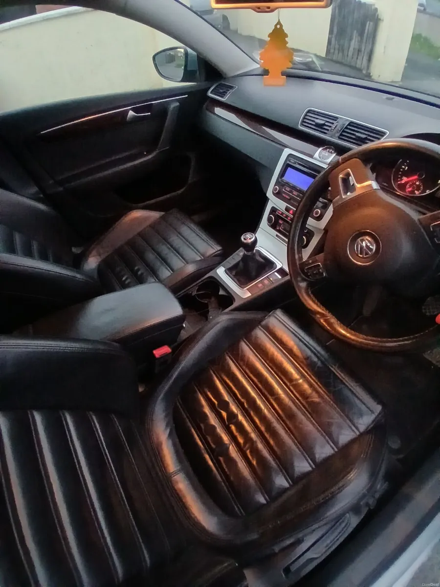 Volkswagen Passat 2011 - Image 4