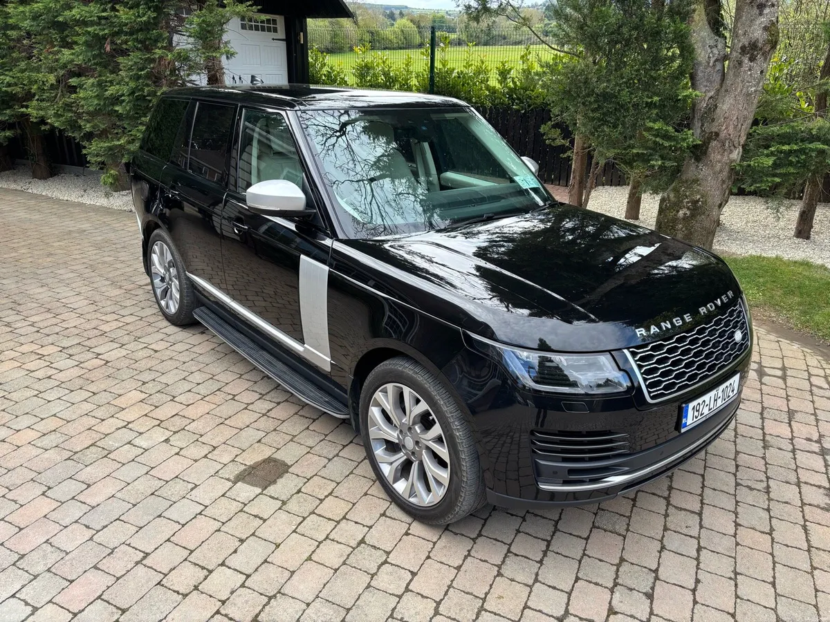 Range Rover Vogue P400 Only 76km NCt10/27 tax €170 - Image 2