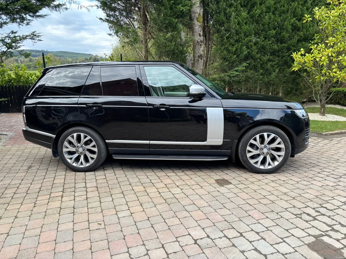 Range Rover Vogue P400 Only 76km NCt10/27 tax €170 - Image 4