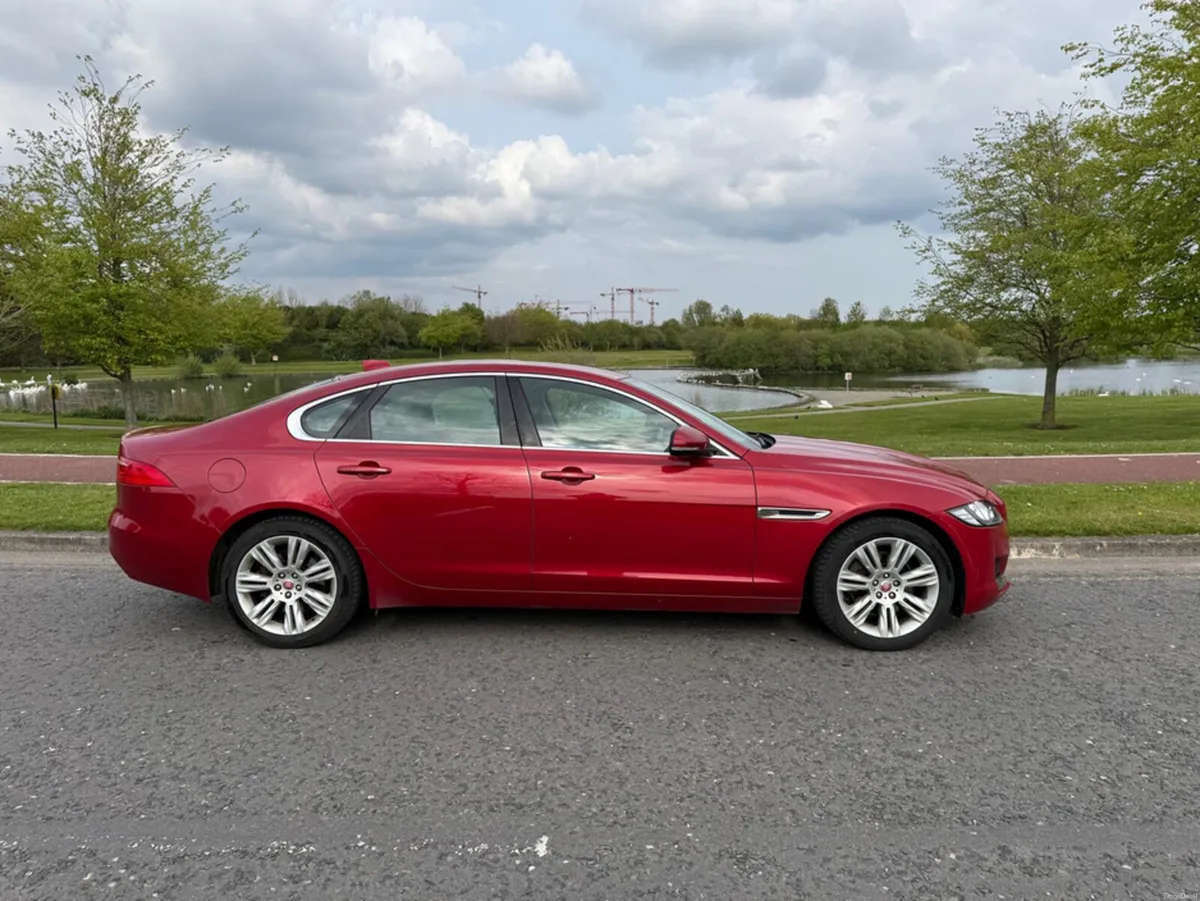 Jaguar XF 2.0 D PORTFOLIO 180PS AUTO 4DR - Image 3