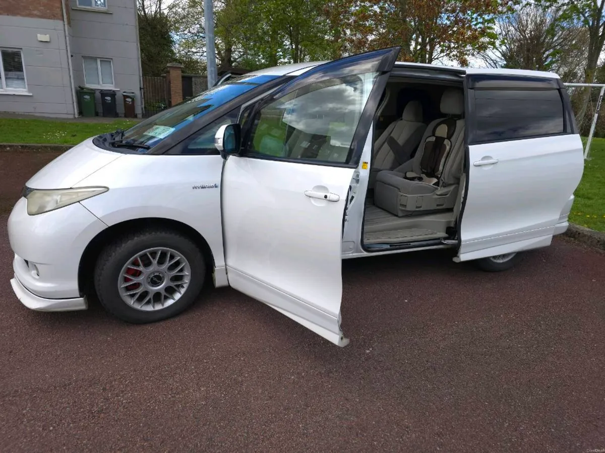 Toyota Estima Hybrid - Image 4