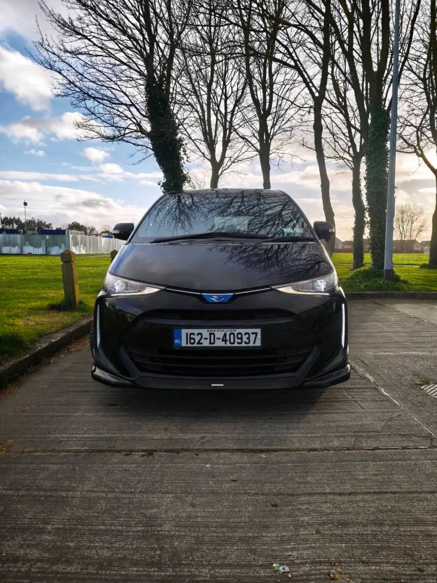 Toyota Estima 7 seater E-Four - Image 2