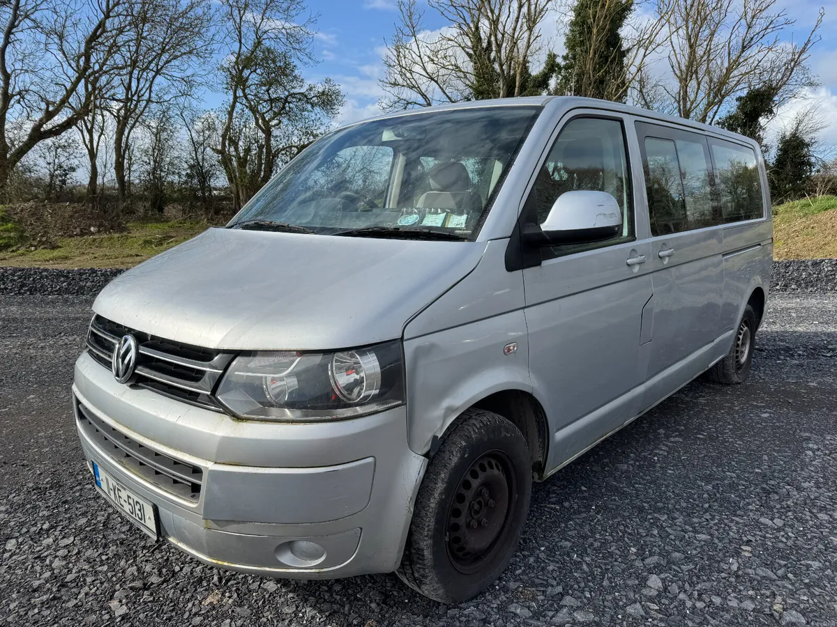 UNRESERVED 2011 VOLKSWAGEN TRANSPORTER SHUTTLE - Image 1