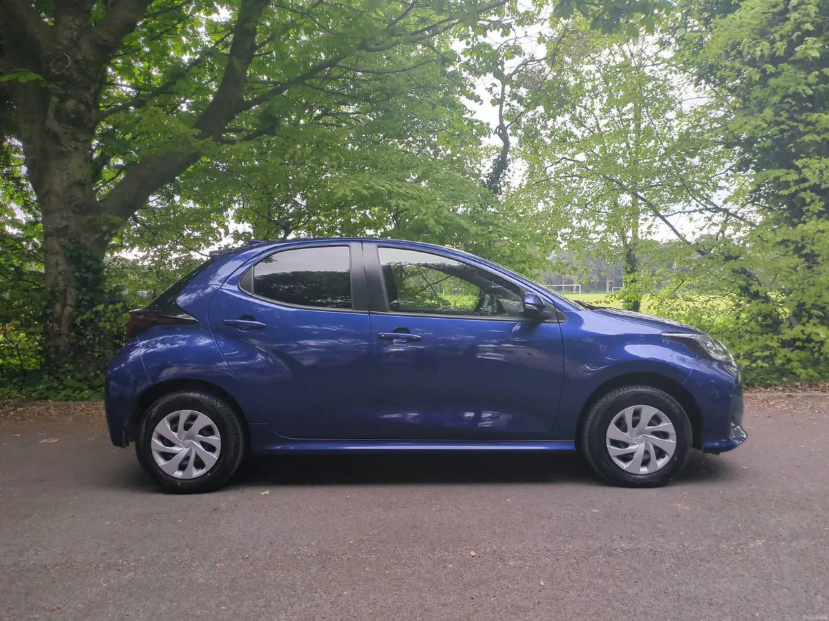 2021 Toyota Yaris X 4wd * lows kms* long NCT - Image 2