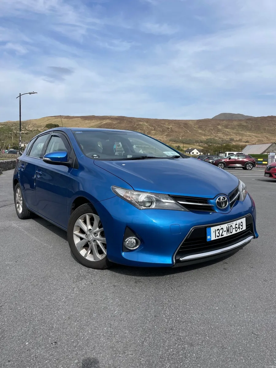 Toyota Auris 2013 - Image 2