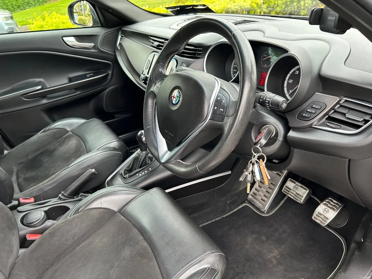 Alfa Romeo Giulietta  Quadrifoglio QV (2015) - Image 2