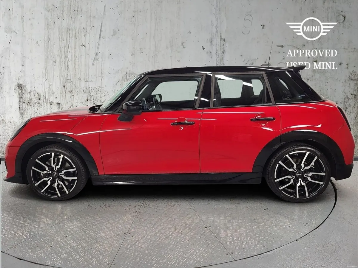 Mini Cooper 5 Door Cooper Sport Level 1 - Image 4