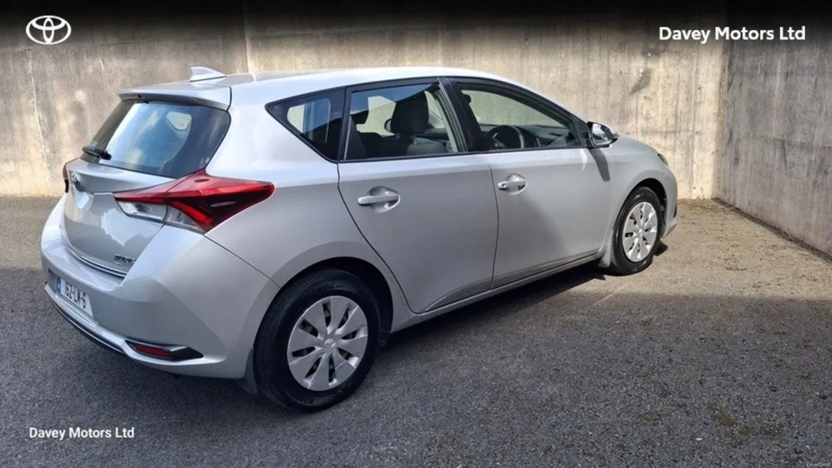 Toyota Auris 1.33 TERRA 4DR - Image 2