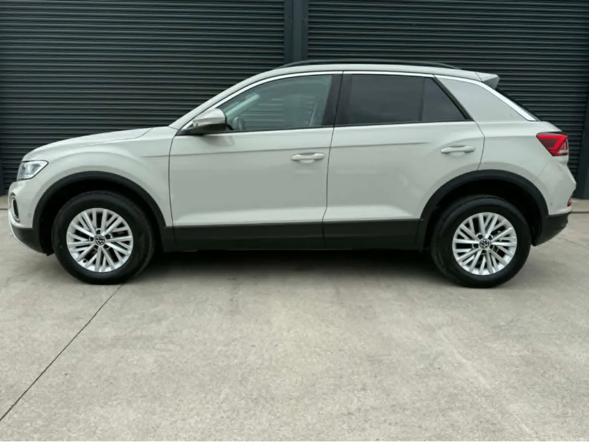 Volkswagen T-Roc LIFE 2.0 TDI MANUAL 6SPEED FWD 11 - Image 4