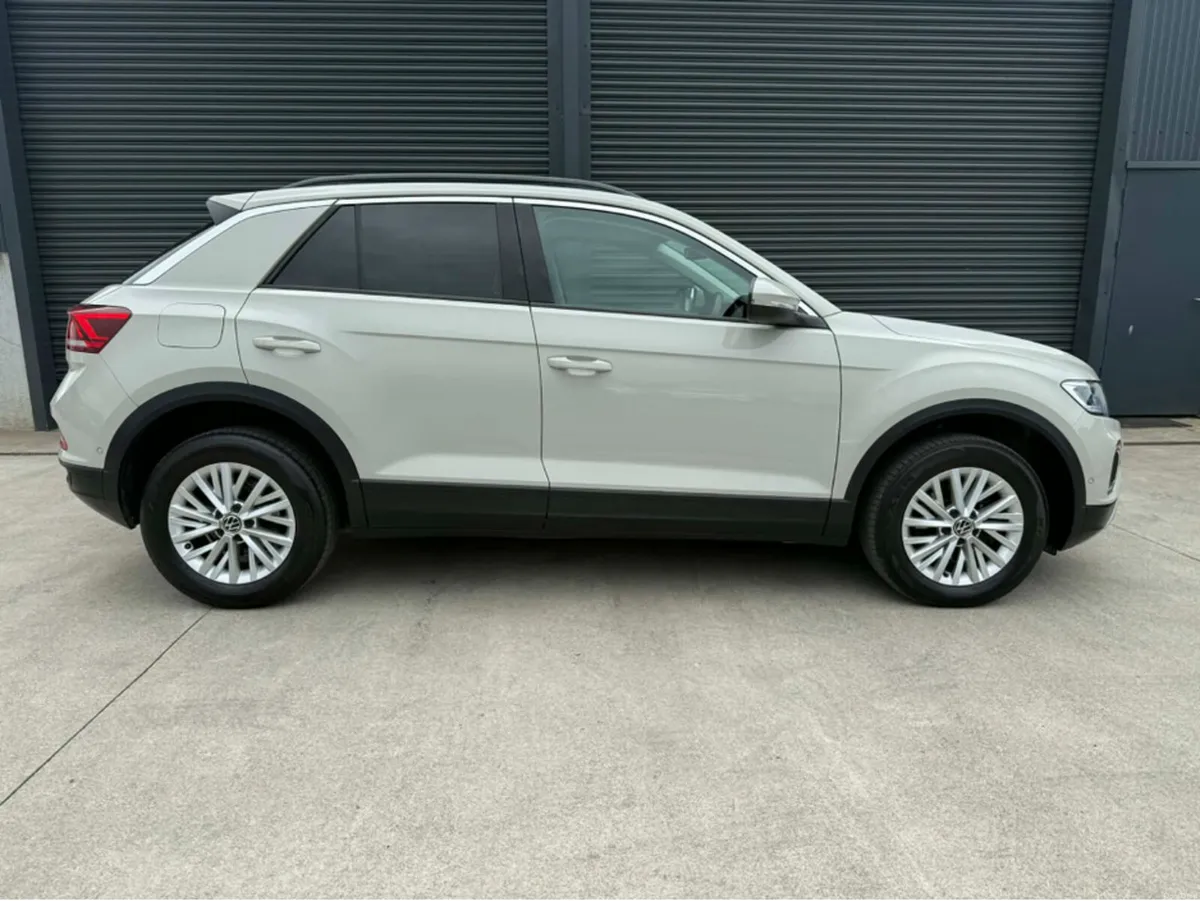 Volkswagen T-Roc LIFE 2.0 TDI MANUAL 6SPEED FWD 11 - Image 3