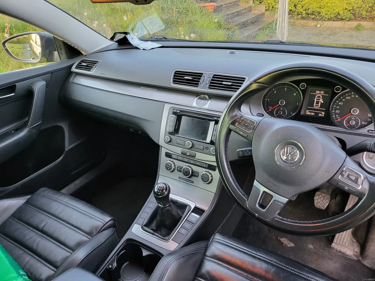 Volkswagen Passat 2013 - Image 2