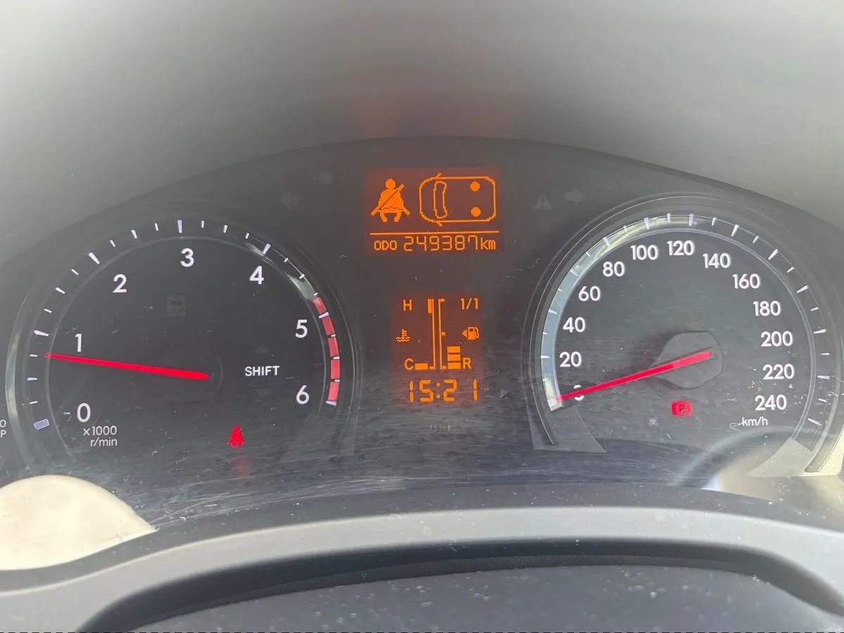 Toyota Avensis 2013 - Image 2