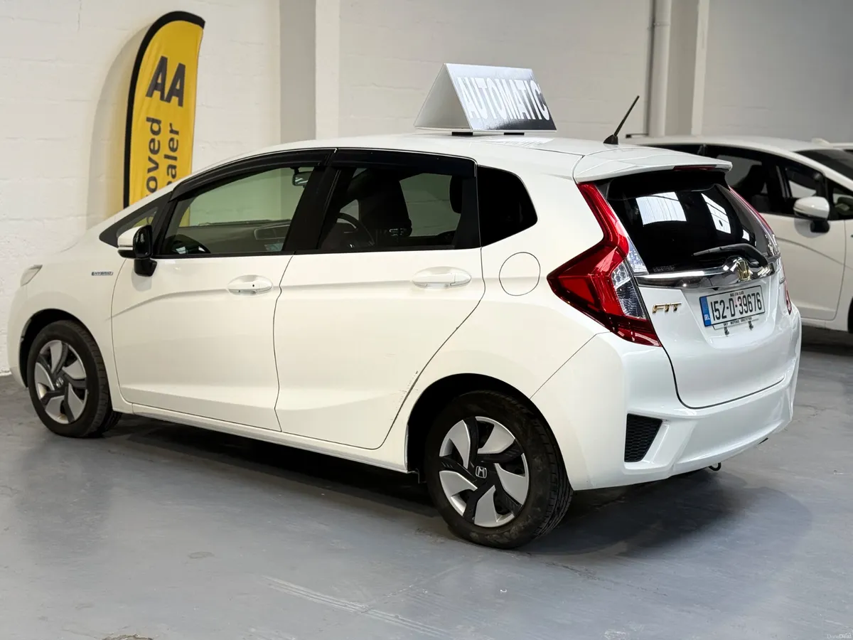 2015 Honda JAZZ/Fit 1.5 Hybrid Auto ,CarPlay - Image 6