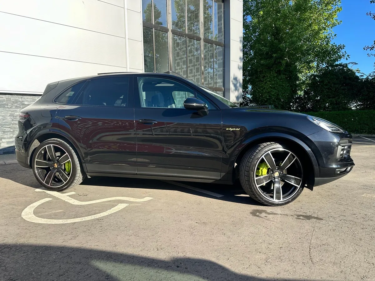 Porsche Cayenne 2022 E-Hybrid - Image 2