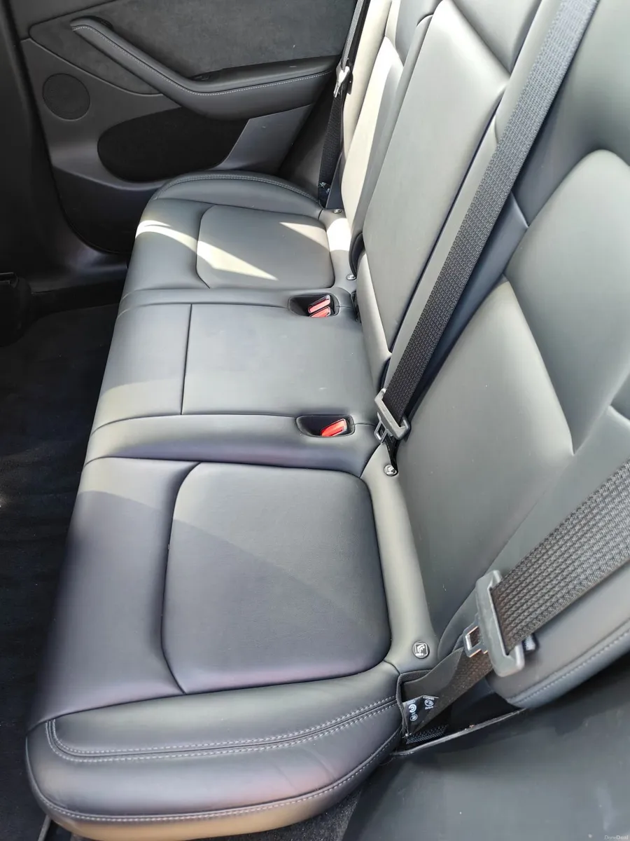 Tesla Model Y 2023 - Image 3