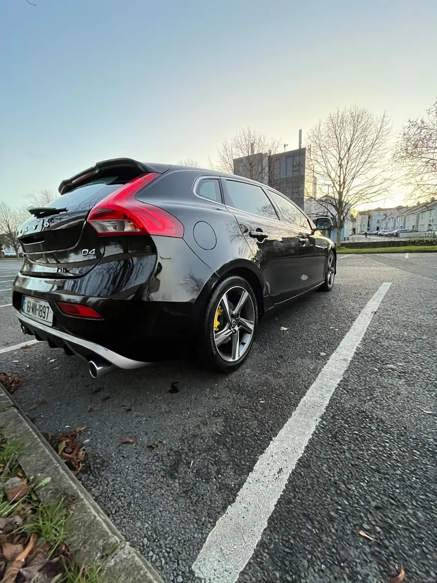 Volvo V40 D4 R-Design - 190bhp - 8 Speed Auto - Image 3