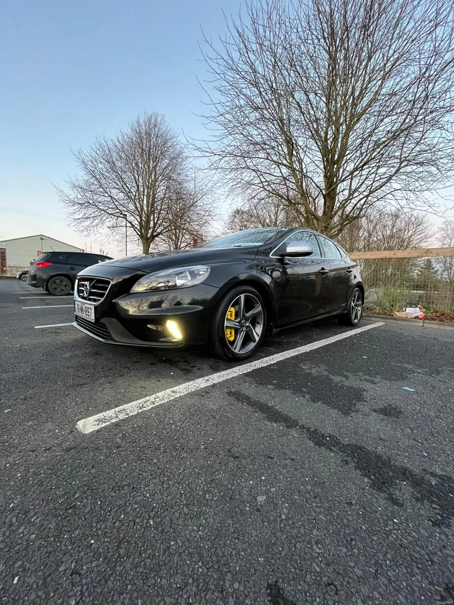 Volvo V40 D4 R-Design - 190bhp - 8 Speed Auto - Image 2