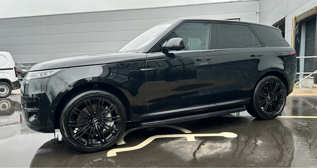 2023 Range Rover Sport SE – Black - Image 4