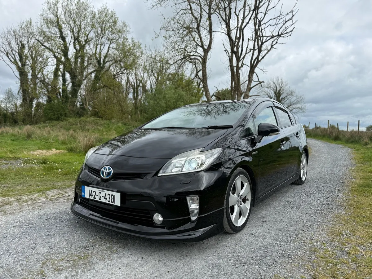 2014 Toyota Prius ONLY 87,000km - Image 3