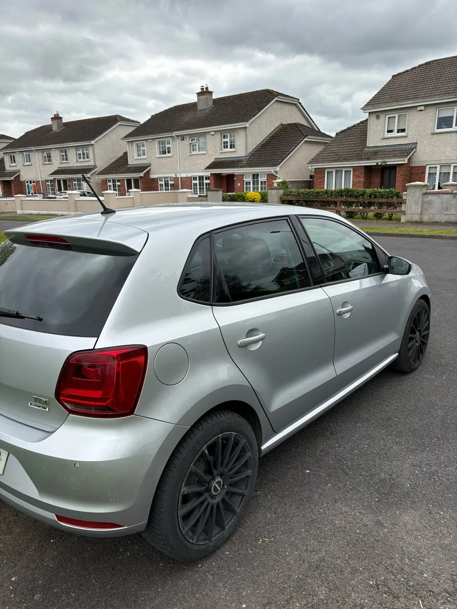 2015 Volkswagen Polo - Image 2