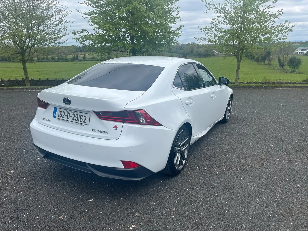 Lexus is300h - Image 1