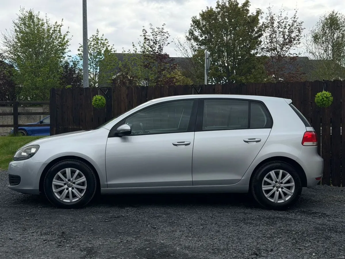 Volkswagen Golf AUTO - LOW KM - Image 4