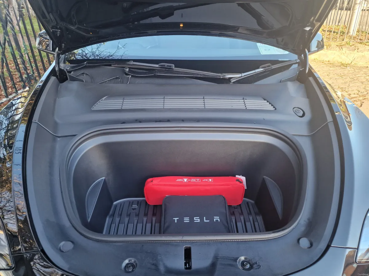 2024 (241) Tesla Model Y AWD Long Range - Image 5