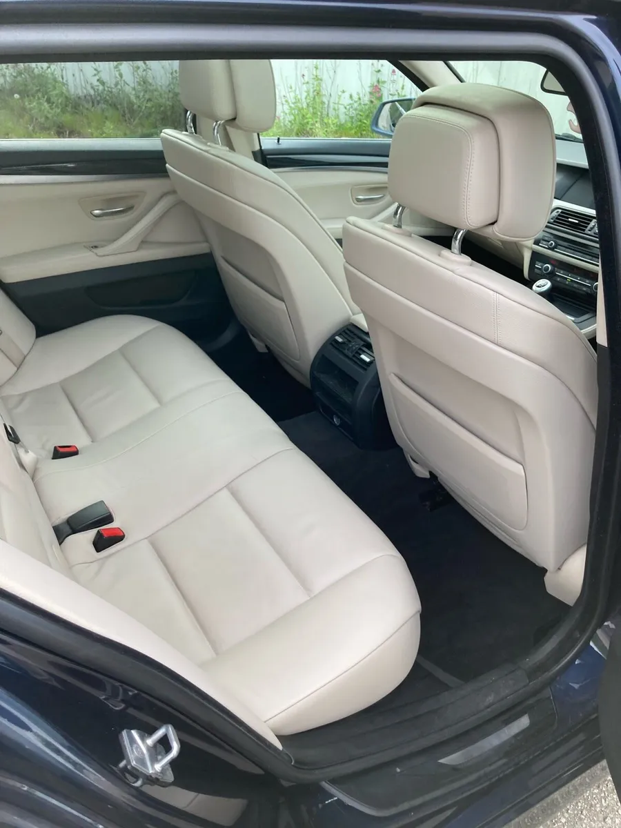 BMW 520d estate manual - Image 4