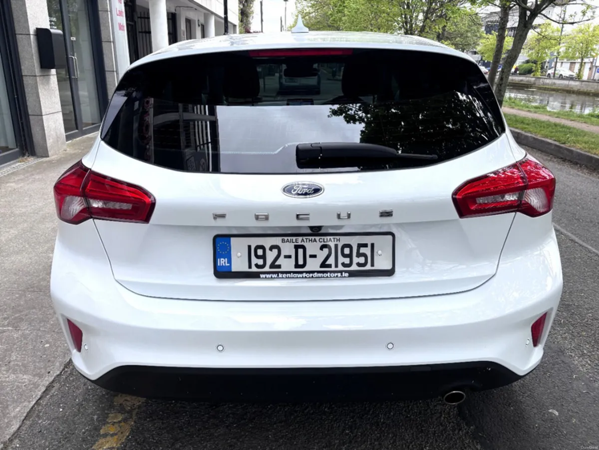 Ford Focus TITANIUM 1.0 125PS AUTO 5DR - Image 4