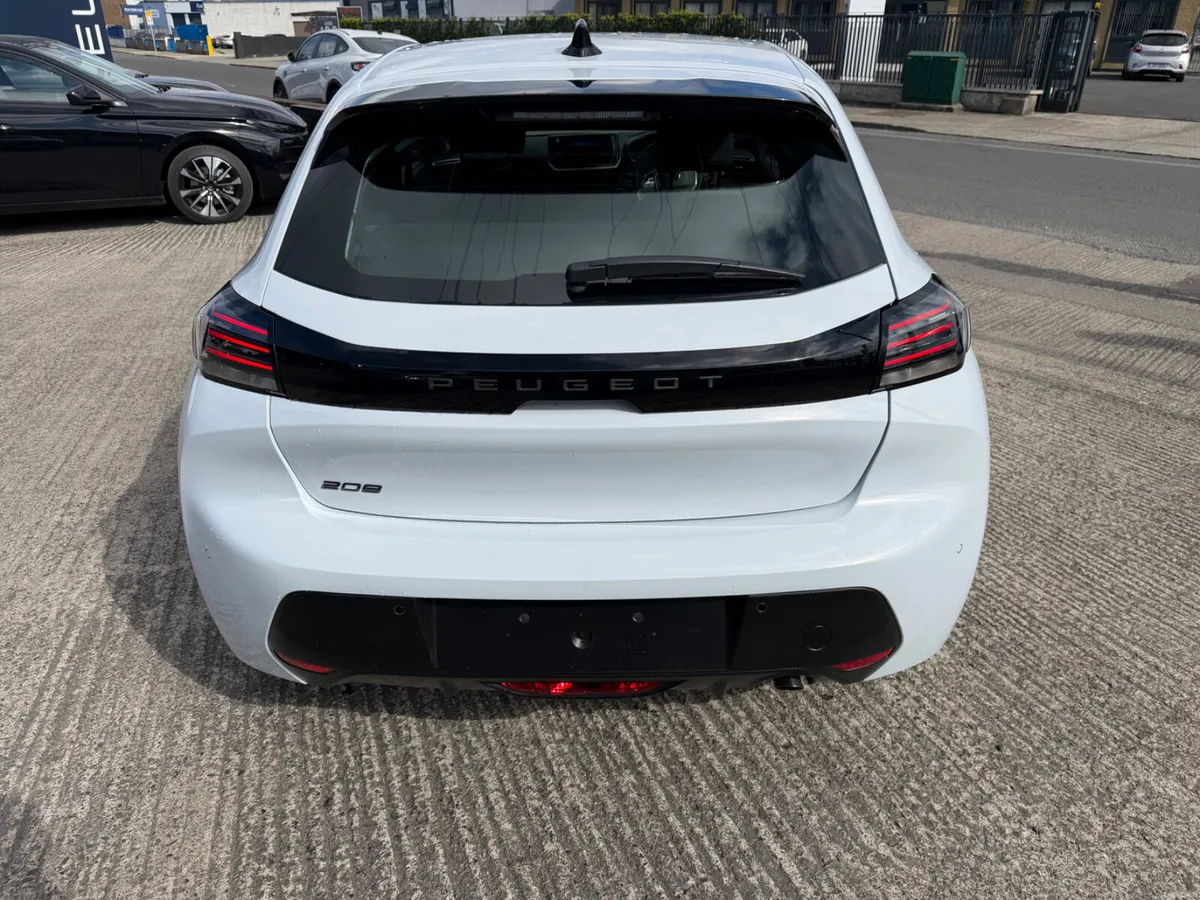 Peugeot 208 Style 1.2 100bhp 6 speed - Image 3