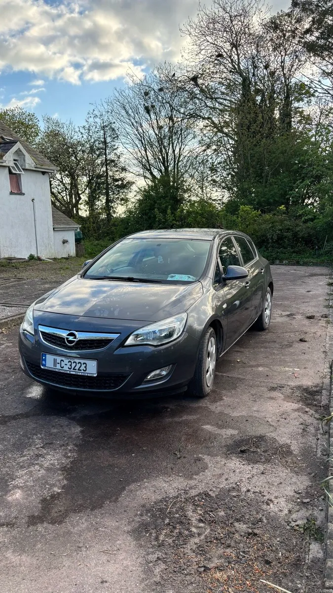 Opel Astra 2011 - Image 2