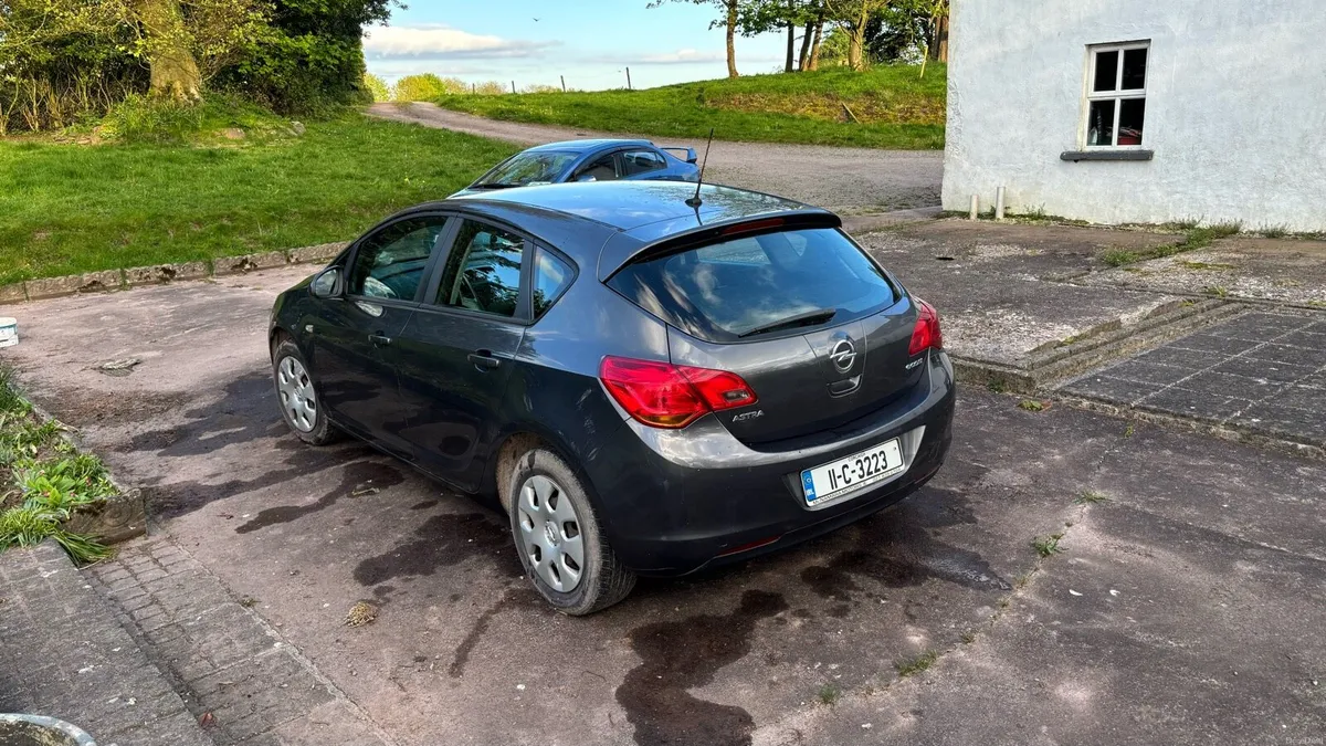 Opel Astra 2011 - Image 4