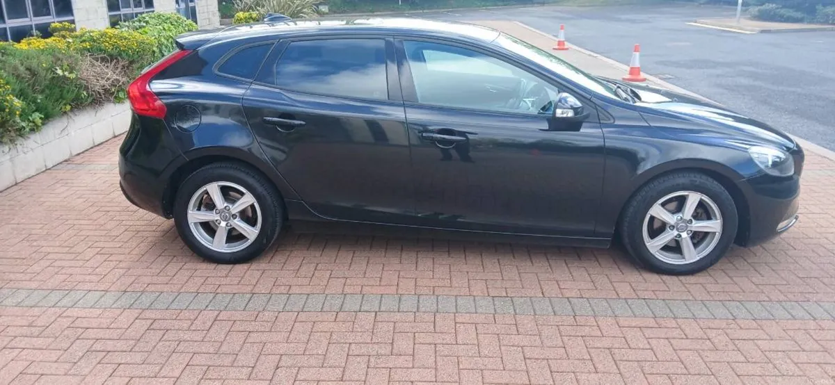 2015 volvo v40 only 114000 kilometers - Image 2