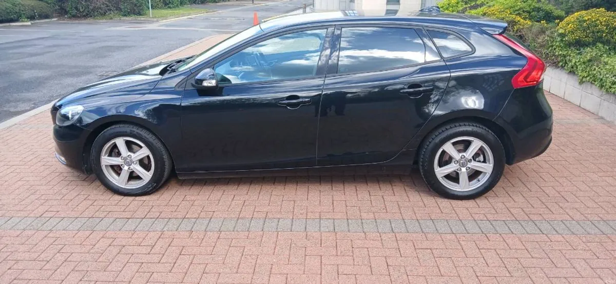 2015 volvo v40 only 114000 kilometers - Image 4