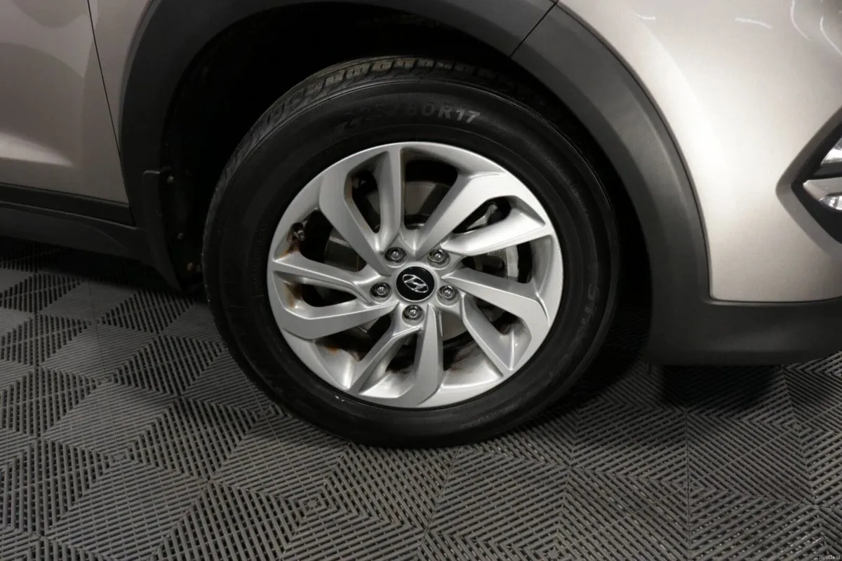 Hyundai Tucson EXECUTIVE 1.6L PETROL SUV - Image 3