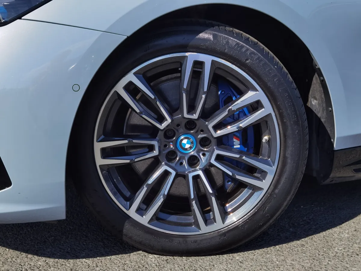 BMW I5 84KWH EDRIVE40 M SPORT **HARMON/KARDON** - Image 2