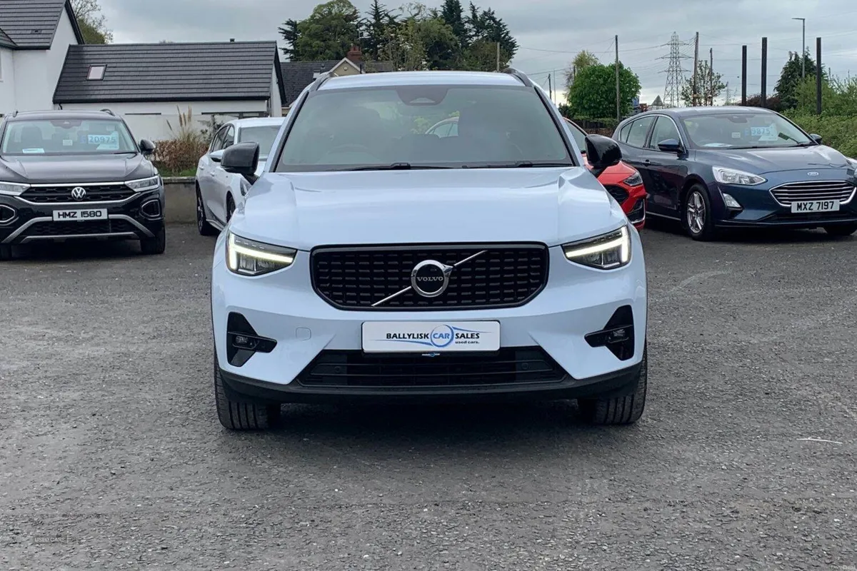Volvo XC40 2.0 B4 197PS Plus Dark Auto in Cloud Bl - Image 4