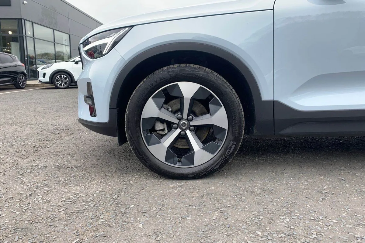 Volvo XC40 2.0 B4 197PS Plus Dark Auto in Cloud Bl - Image 6