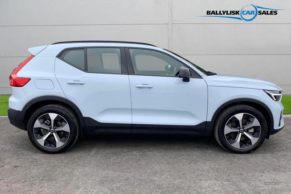 Volvo XC40 2.0 B4 197PS Plus Dark Auto in Cloud Bl - Image 3
