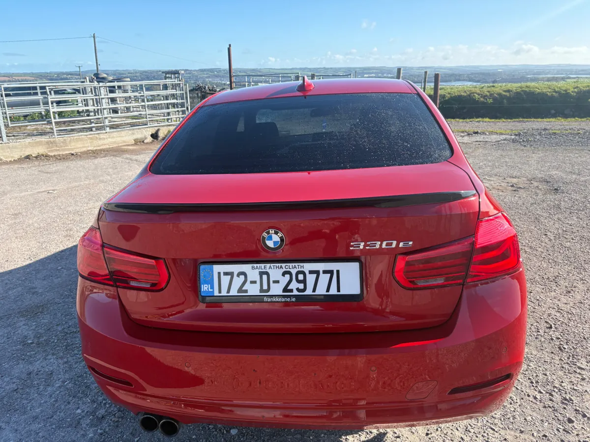 BMW 3-Series hybrid Automatic - Image 4