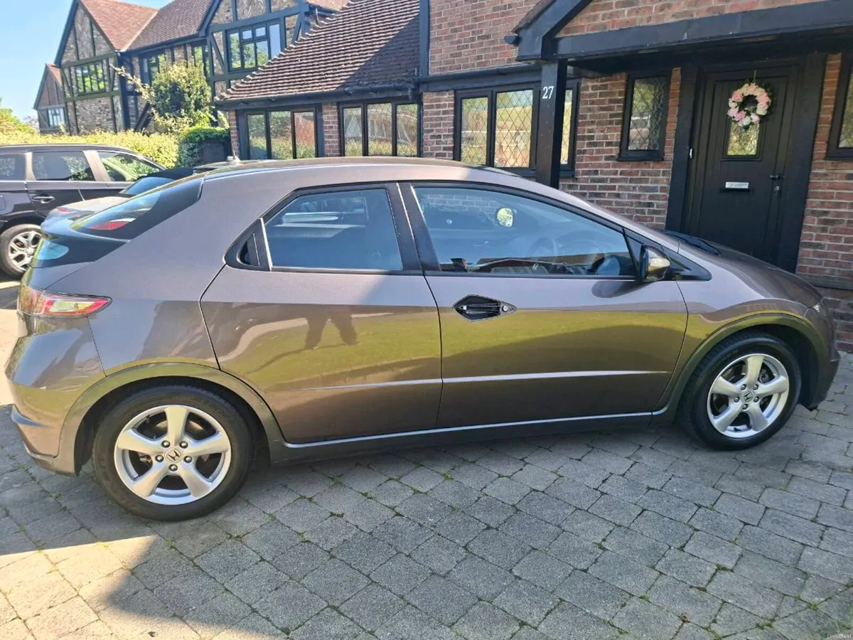 HONDA CIVIC 1.4 PETROL 2010 VERY CLEAN CAR - Image 2