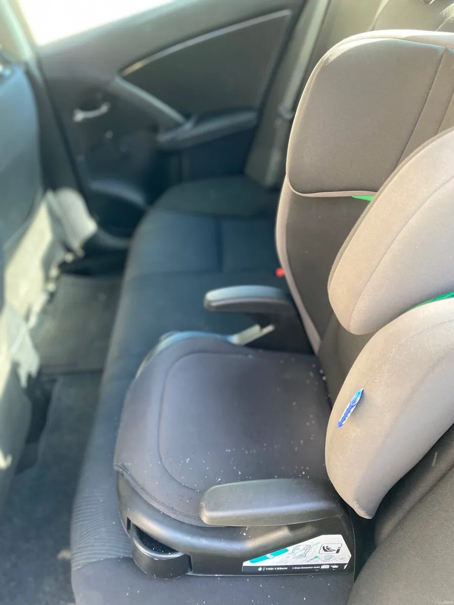 Toyota Avensis 2011 - Image 2