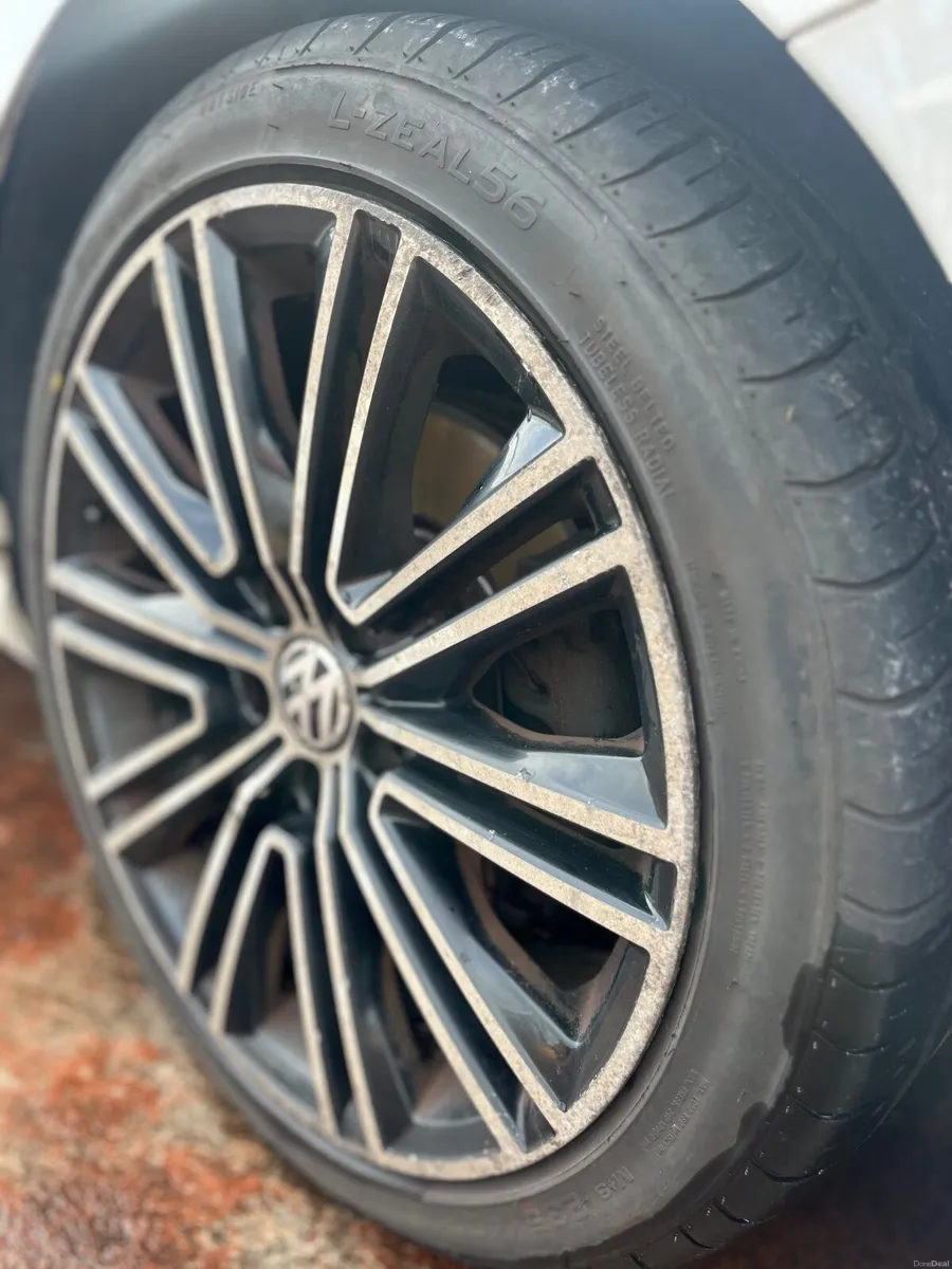 Volkswagen Passat 2012 - Image 2