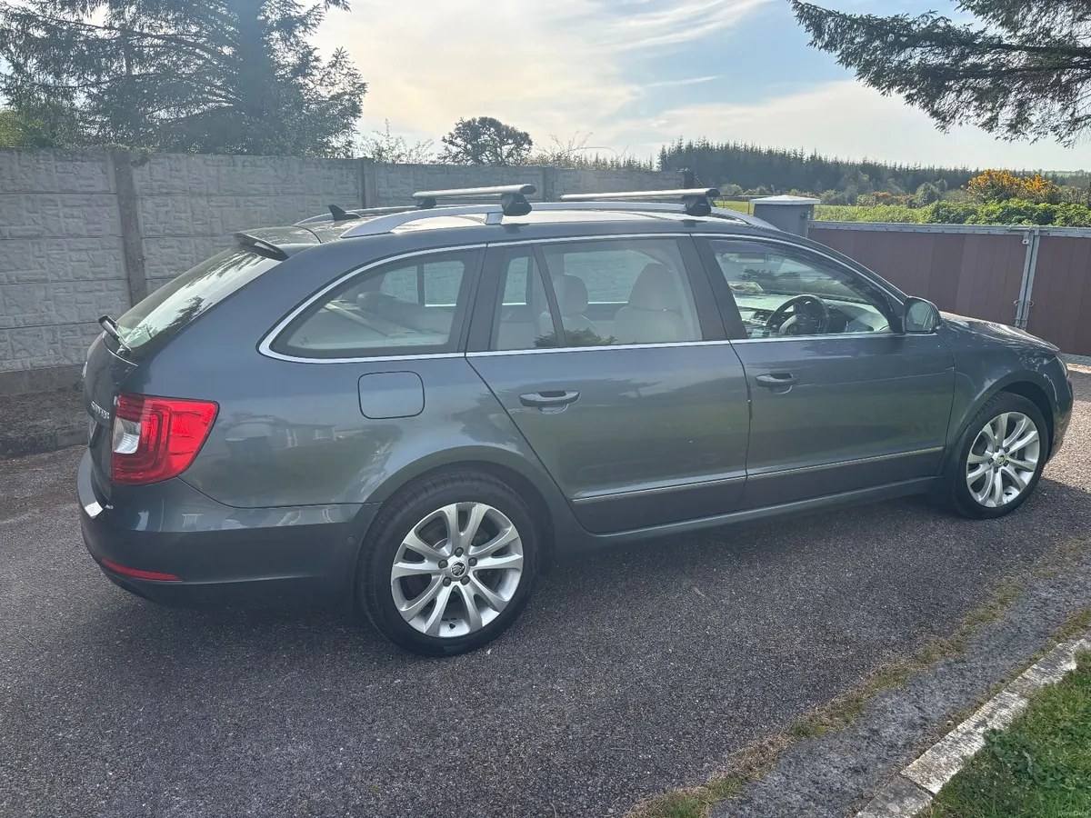 low miles top of the range Skoda Superb 2014 - Image 3