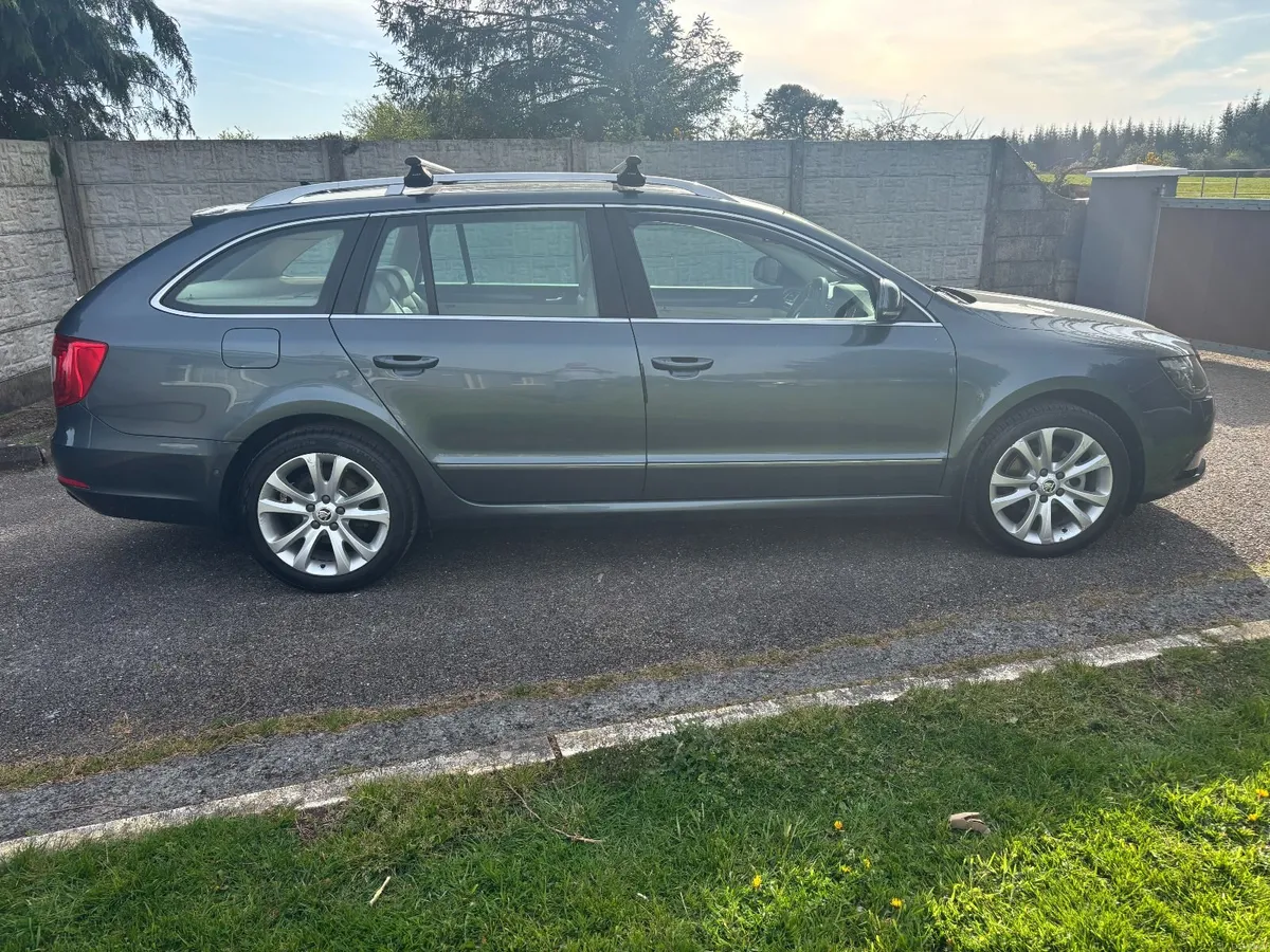 low miles top of the range Skoda Superb 2014 - Image 4