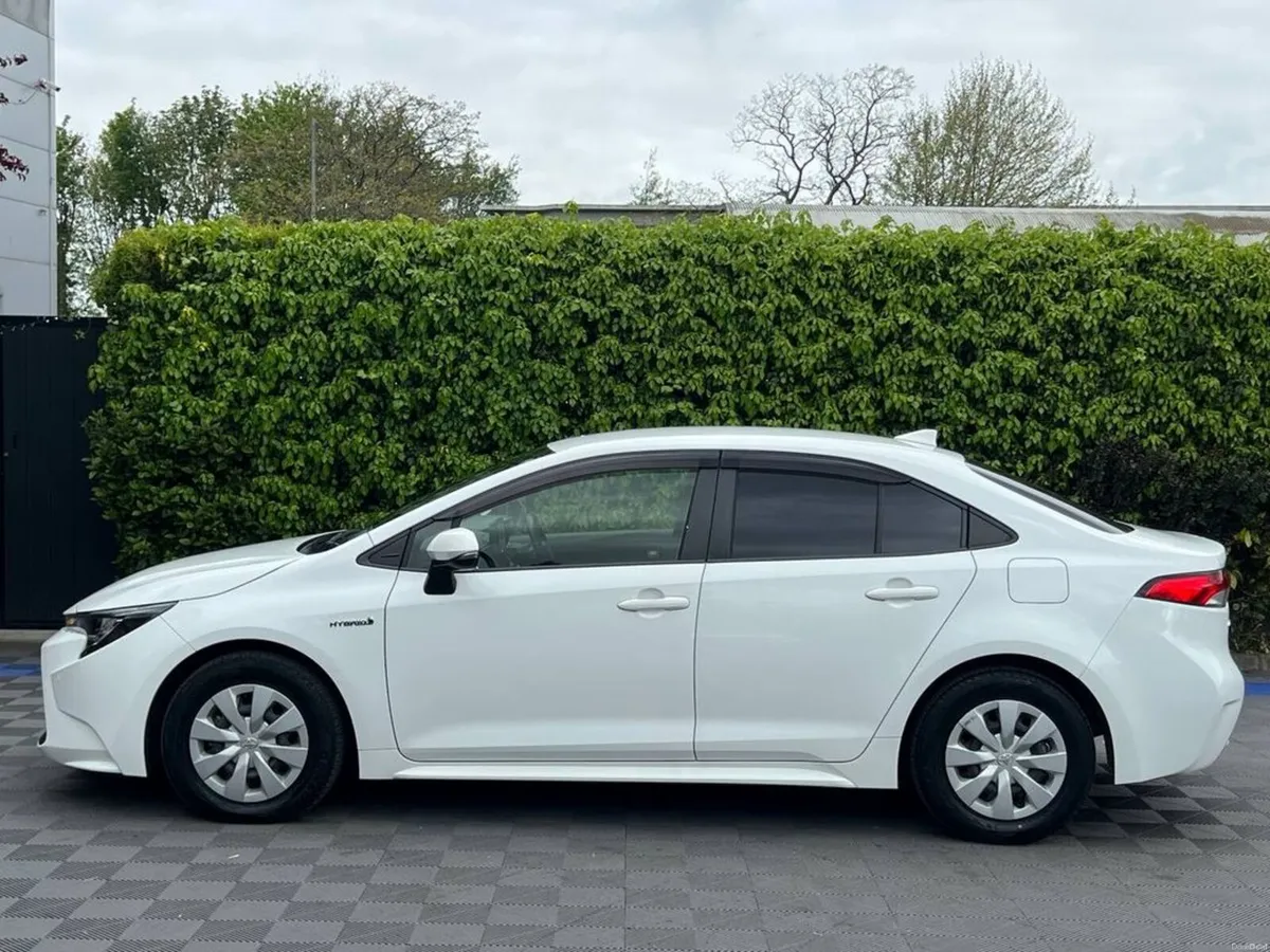 Toyota Corolla 1.8 HYBRID // ADAPTIVE CRUISE CONTR - Image 3